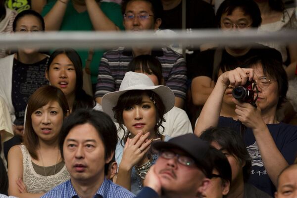تماشاگران در مسابقات رزمی ترکیبی بانوان در ژاپن - اسپوتنیک ایران  