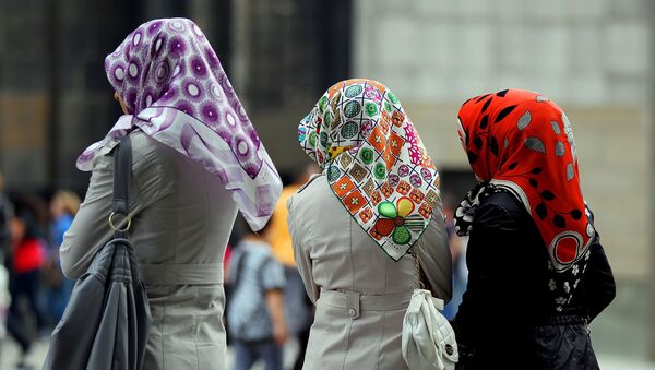Three women of Turkish origin wearing colourful headscarves - اسپوتنیک ایران  