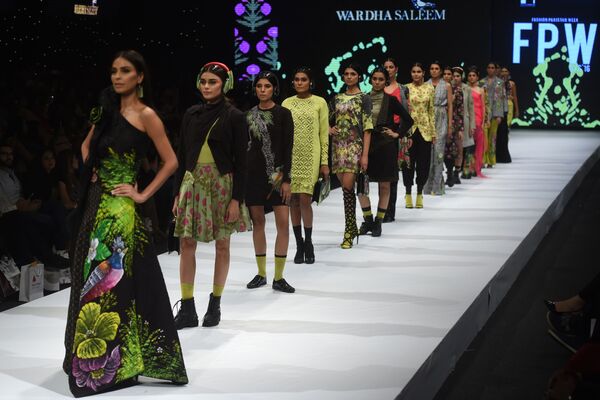 مانکن در اولین روز هفته مد در کراچی لباس ساخته  Wardha Saleem ، طراح مد پاکستانی را به معرض نمایش می گذارد - اسپوتنیک ایران  
