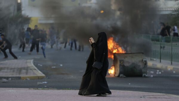 Женщина снимает последствия столкновений между силами правопорядка и местными жителями в Бахрейне - اسپوتنیک ایران  
