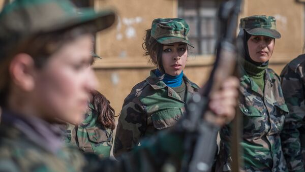 Сирийские добровольцы на занятиях в 130-й учебной бригаде в пригороде Дамаска - اسپوتنیک ایران  