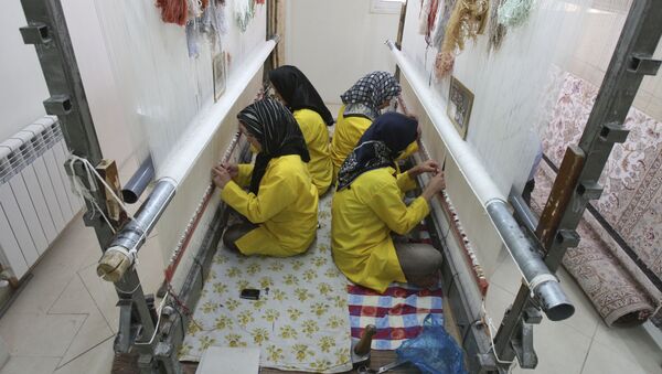 Иранские женщины ткут ковер на фабрике в Исфахане - اسپوتنیک ایران  