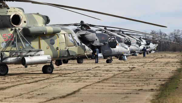 Вертолеты Ми-35М, Ми-28Н Ночной охотник, Ми-8АМТШ после завершения учебно-тренировочных полетов экипажей армейской авиации отдельного вертолетного полка Южного военного округа - اسپوتنیک ایران  