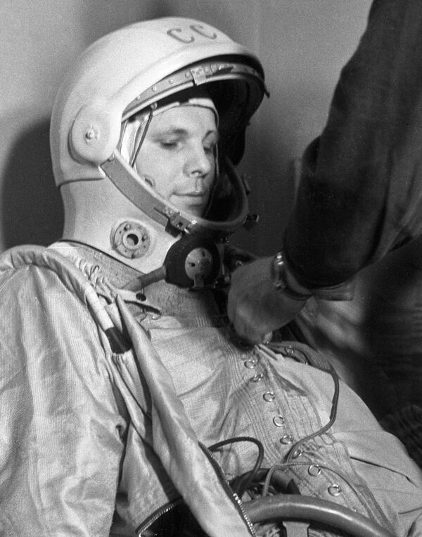 فضانورد یوری گاگارین  قبل از  استارت فضایی  در روز 12 آوریل سال 1961  در پایگاه فضایی بایکانور - اسپوتنیک ایران  