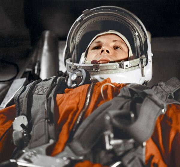 خلبان – فضانورد یوری گاگارین  در  کابین سفینه فضایی  «واستوک» - اسپوتنیک ایران  