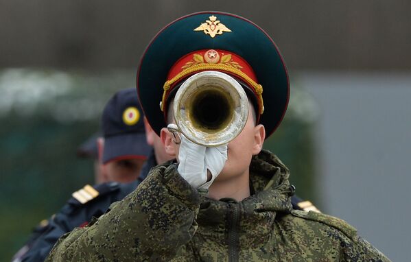 نوازندگان ارکستر نظام از پادگان مرکزی نظام  مسکو   در زمان تمرینات  رژه  نظامی  به مناسبت 71-مین  سالگرد پیروزی در جنگ کبیر میهنی - اسپوتنیک ایران  