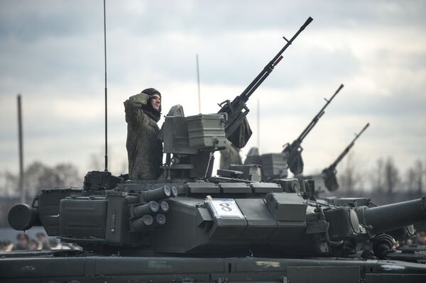 تانک « ت-90-آ»  ستون تکنیک آلات  پادگان نظامی مرکزی مسکو   در زمان تمرینات  رژه  نظامی  به مناسبت 71-مین  سالگرد پیروزی در جنگ کبیر میهنی - اسپوتنیک ایران  