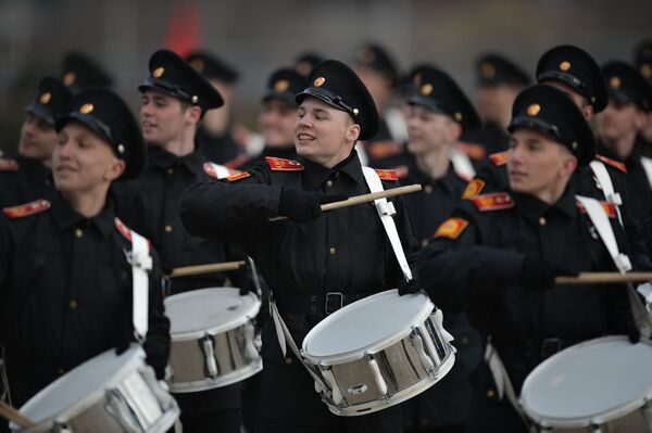 نوازندگان ارکستر نظام از پادگان مرکزی نظام مسکو   در زمان تمرینات  رژه  نظامی  به مناسبت 71-مین  سالگرد پیروزی در جنگ کبیر میهنی - اسپوتنیک ایران  
