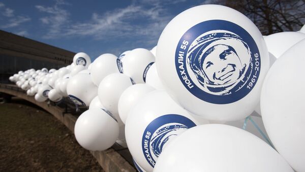 فلش ماب «  سرت را بلند کن»  به افتخار  55 –مین سالگرد  پرواز اولین انسان به فضا - اسپوتنیک ایران  