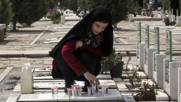 Девушки на кладбище Бехеште зохра в Тегеране, Иран - اسپوتنیک ایران  