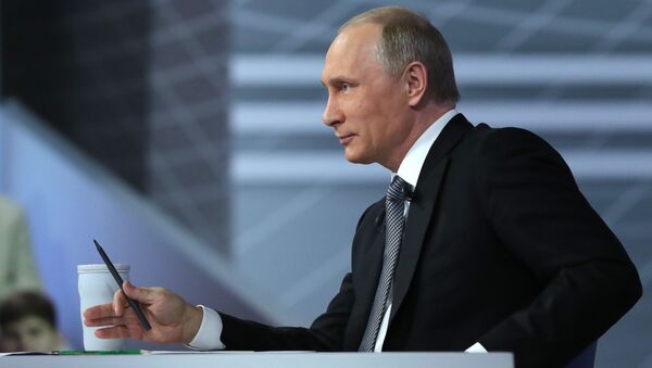 Президент РФ Владимир Путин во время ежегодной специальной программы Прямая линия с Владимиром Путиным - اسپوتنیک ایران  