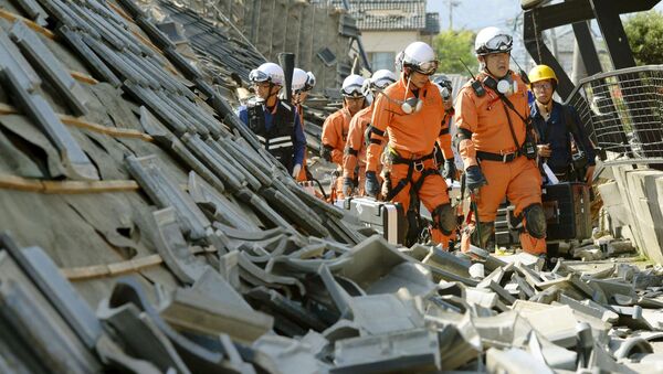 Спасатели на месте разрушенных зданий после землетрясения в городе Машики, Япония - اسپوتنیک ایران  
