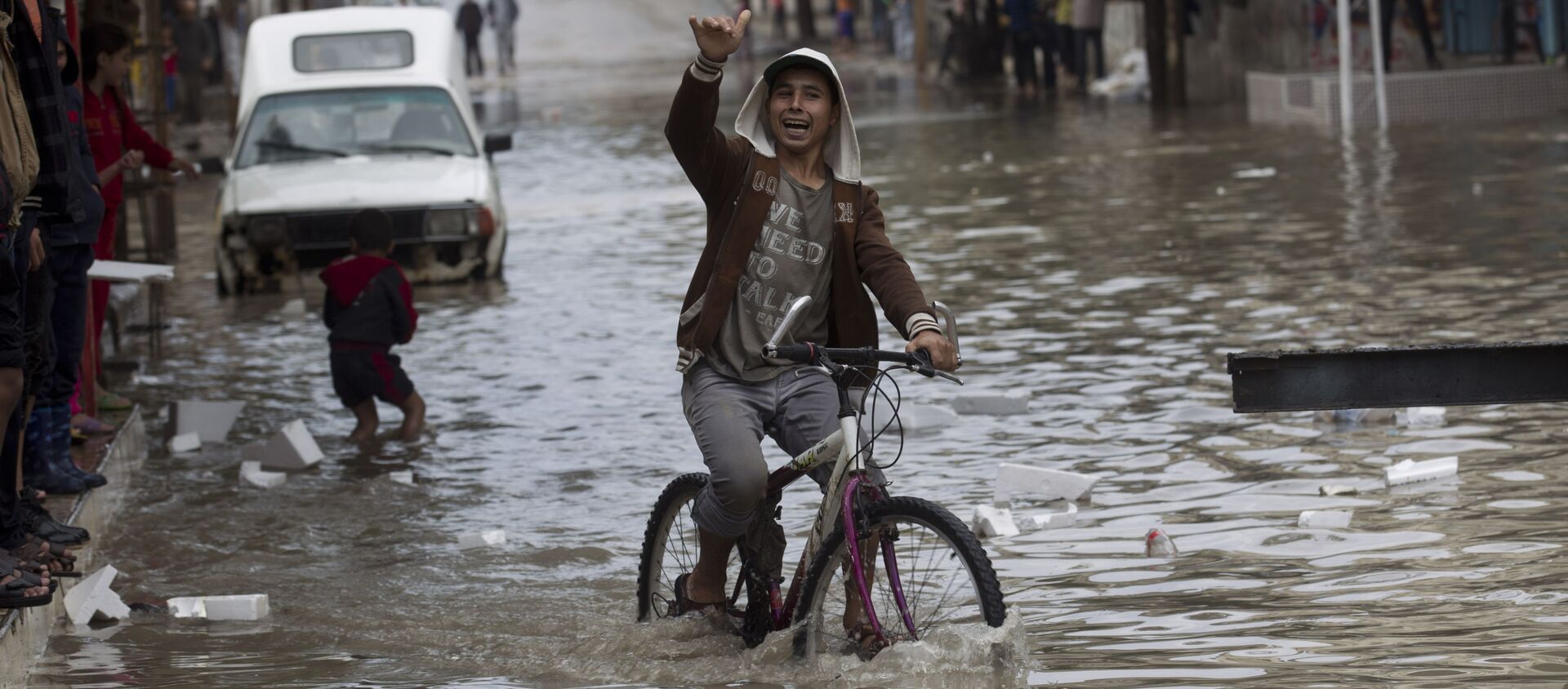 Молодой человек на велосипеде на затопленной улицу в городе Хан-Юнис, cектор Газа - اسپوتنیک ایران  , 1920, 16.05.2016