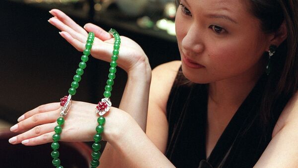 Девушка держит в руках ожерелье Cartier из жадеита со вставками из рубинов и бриллиантов - اسپوتنیک ایران  