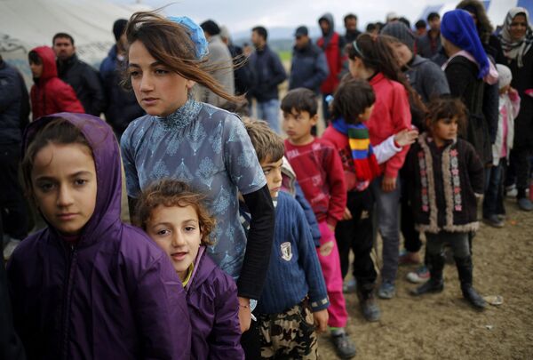 پناهجویان در صف دریافت چای  در اردوگاه مرزی یونان - مقدونیه - اسپوتنیک ایران  