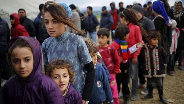 Беженцы в очереди за чаем в палаточном лагере в греческой деревне Идомени на греческо-македонской границе - اسپوتنیک ایران  