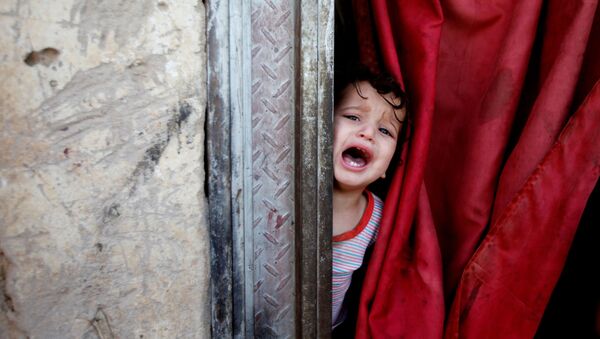 Реакция ребенка на вакцинацию от полиомиелита в столице Йемена Сане - اسپوتنیک ایران  
