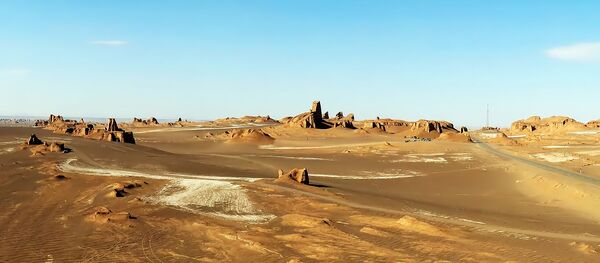 Песчано-солончаковая пустыня Деште-Лут в центральной части Иранского нагорья на востоке Ирана Песчано-солончаковая пустыня Деште-Лут в центральной части Иранского нагорья на востоке Ирана - اسپوتنیک ایران