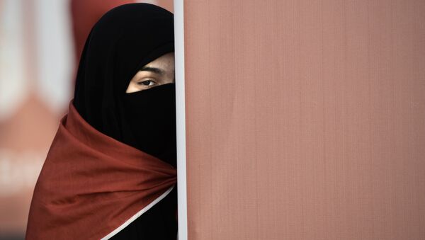 A Bahraini woman takes part in an anti-government protest that marks a 1000 days since the Shiite-led uprising demanding democratic reforms in Sunni-ruled but Shiite-majority Bahrain, in the village of al-Shakhurah, west of Manama, on December 13, 2013. - اسپوتنیک ایران  