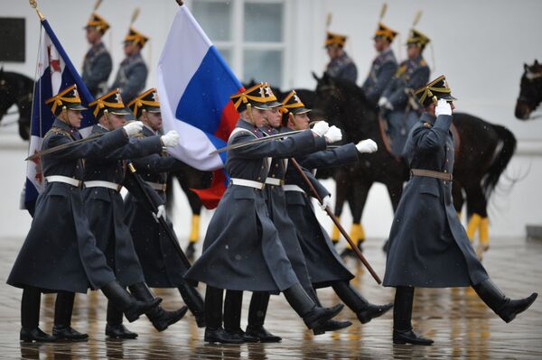 مراسم تعویض سربازان گارد پیاده نظام و سواره نظام هنگ ریاست جمهوری در کرملین مسکو - اسپوتنیک ایران  