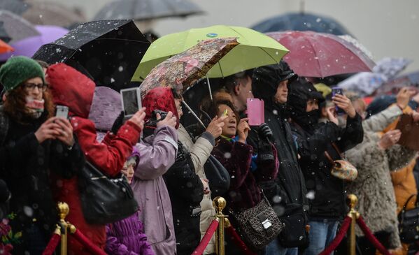 تماشا گران از مراسم تعویض سربازان گارد در میدان سابورنایا کرملین مسکو عکس می گیرند. - اسپوتنیک ایران  