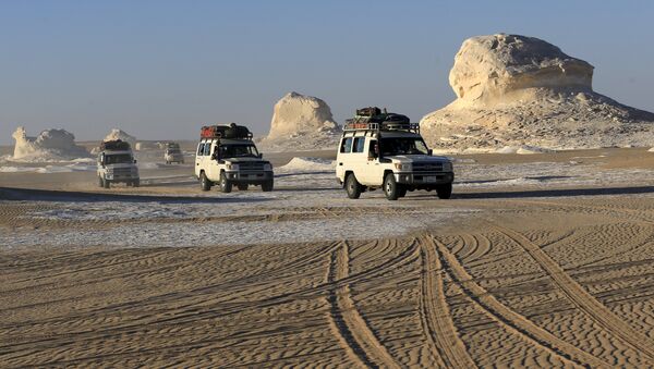 Four-wheel drive cars cross the sand dunes in the Egyptian western desert and the Bahariya Oasis, southwest of Cairo in picture taken May 15, 2015. Egyptian security forces killed 12 Mexicans and Egyptians and injured 10 by accident on Monday, mistaking a tourist convoy for militants they were chasing in the country's western desert, the ministry of interior said - اسپوتنیک ایران  