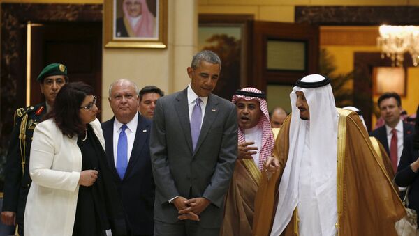 U.S. President Barack Obama and Saudi King Salman (R) walk together following their meeting at Erga Palace in Riyadh, Saudi Arabia - اسپوتنیک ایران  