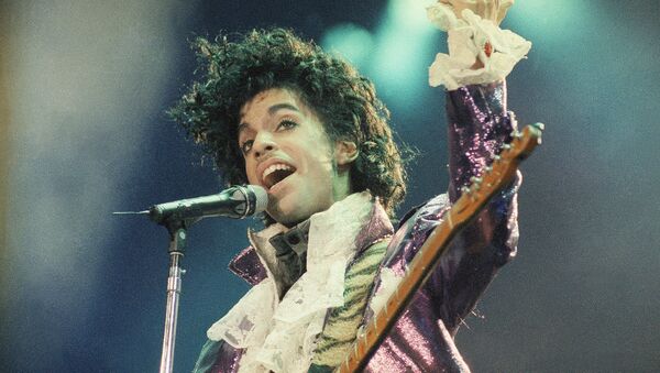Rock singer Prince performs at the Forum in Inglewood, Calif., during his opening show, Feb. 18, 1985 - اسپوتنیک ایران  
