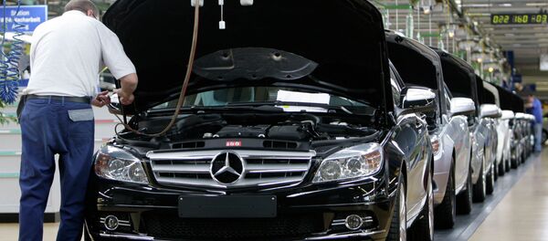 An employee of German car producer Mercedes-Benz controling a Mercedes C-class as it rolls off the production line in the plant in Sindelfingen near Stuttgart, Germany - اسپوتنیک ایران  