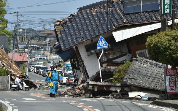 امدادگران ژاپن پس از زلزله در کوماموتو - اسپوتنیک ایران  