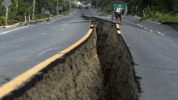 Расколотая пополам землетрясением дорога в Эквадоре - اسپوتنیک ایران  