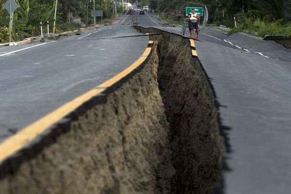 جاده دو نیمه شده بر اثر زلزله اکوادور - اسپوتنیک ایران  