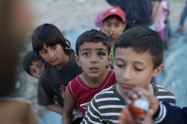 بچه های پناهجویان در صف دریافت اسباب بازی در اردوگاه یونان - اسپوتنیک ایران  
