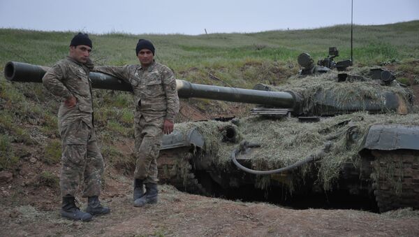 Добровольцы на фоне карабахского танка на передовых позициях карабахской армии - اسپوتنیک ایران  