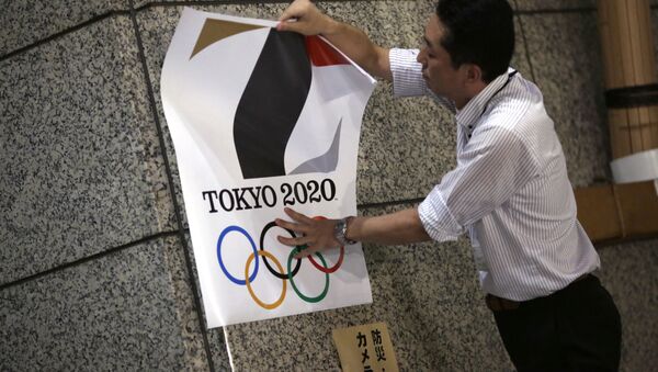 The poster with a logo of Tokyo Olympic Games 2020 is removed from the wall by a worker during an event staged for photographers at the Tokyo Metropolitan Government building in Tokyo Tuesday, Sept. 1, 2015 - اسپوتنیک ایران  