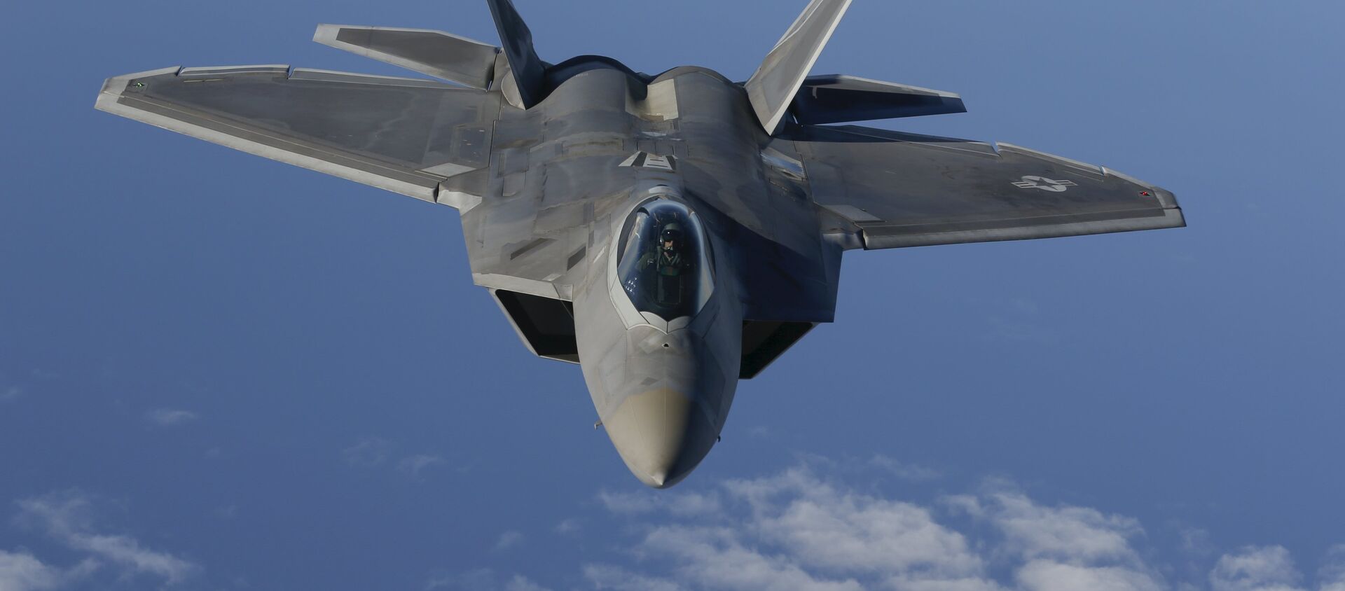 A F-22 Raptor fighter jet of the 95th Fighter Squadron from Tyndall, Florida approaches a KC-135 Stratotanker from the 100th Air Refueling Wing at the Royal Air Force Base in Mildenhall in Britain as they fly over the Baltic Sea towards the newly established NATO airbase of Aemari, Estonia September 4, 2015. - اسپوتنیک ایران  , 1920, 26.04.2016