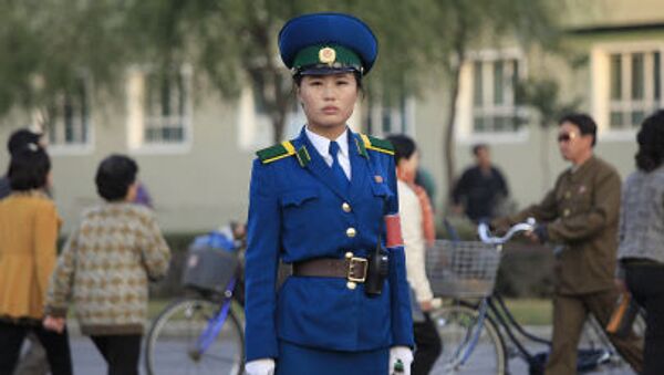 Женщина-регулировщица на посту в центре Пхеньяна, КНДР - اسپوتنیک ایران  
