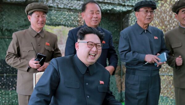 Лидер КНДР Ким Чен Ын во время запуска ракеты с подводной лодки - اسپوتنیک ایران  