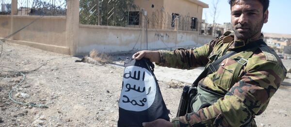 جندي من الجيش العربي السوري يحمل علم تنظيم داعش في مدينة القريتين، وذلك بعد تحريرها من التنظيم. جندي من الجيش العربي السوري يحمل علم تنظيم داعش في مدينة القريتين، وذلك بعد تحريرها من التنظيم. - اسپوتنیک ایران