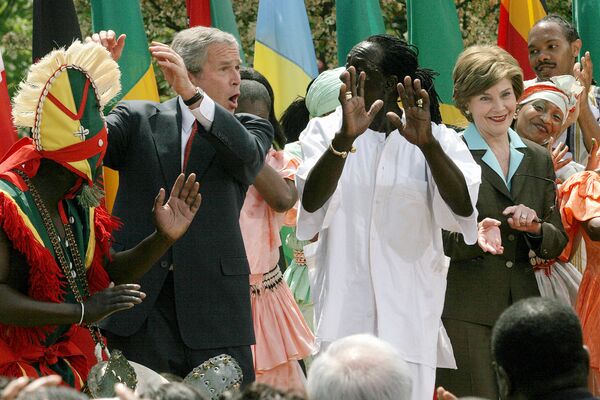 جرج بوش، رئیس جمهور آمریکا به همراه همسرش در روز بین المللی مبارزه با مالاریا در کاخ سفید در واشینگتن - اسپوتنیک ایران  
