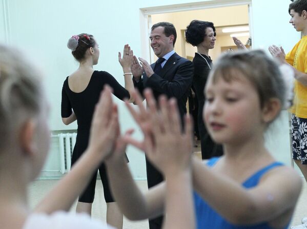 دمیتری مدودف،  رئیس جمهور وقت روسیه در تمرینات گروه رقص کودکان در شهر پتروزاوودسک روسیه در سال 2011 - اسپوتنیک ایران  