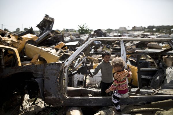 بچه های فلسطینی در حال بازی در محله فقیرنشین نوار غزه - اسپوتنیک ایران  