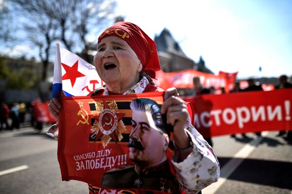 شرکت کنندگان حزب کمونیست روسیه در میتینگ اول ماه مه در میدان سرخ مسکو - اسپوتنیک ایران  