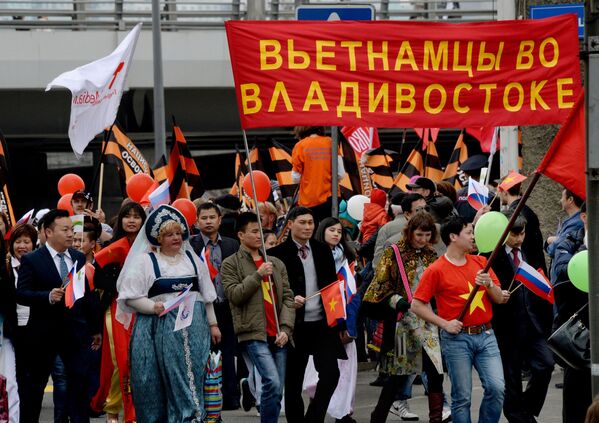 اعضای انجمن ویتنامی ها  در میتینگ اول ماه مه در  ولادی واستوک روسیه - اسپوتنیک ایران  