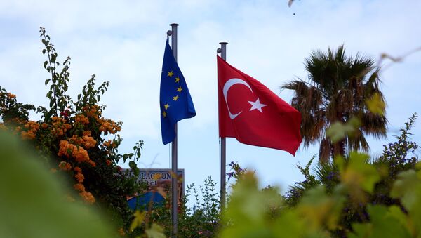 Флаги Евросоюза и Турции в курортном поселке Олу Дениз в провинции Мугла на Юго-Западе Турции - اسپوتنیک ایران  