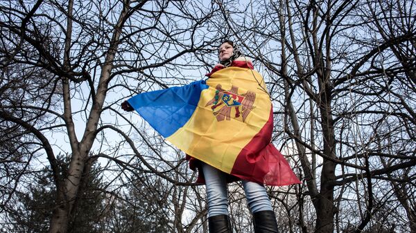 Участница акции протеста оппозиции в Кишиневе в национальном флаге Молдовы - اسپوتنیک ایران  