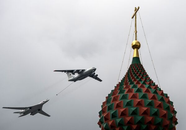 هواپیمای سوختگیر ایلیوشین 78 و بمب افکن موشک انداز استراتژیک توپولف 160 در تمرینات  رژه جشن پیروزی بر فاشیسم - اسپوتنیک ایران  