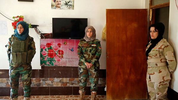 Курдские девушки-солдаты на месте дислокации близ Мосула - اسپوتنیک ایران  
