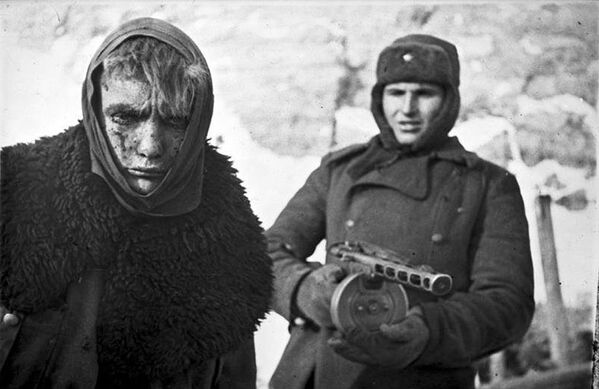 سرباز شوروی و اسیر آلمانی - اسپوتنیک ایران  