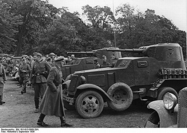 سربازان آلمانی در حال تماشای خودروهای زرهی شوروی در لهستان - اسپوتنیک ایران  